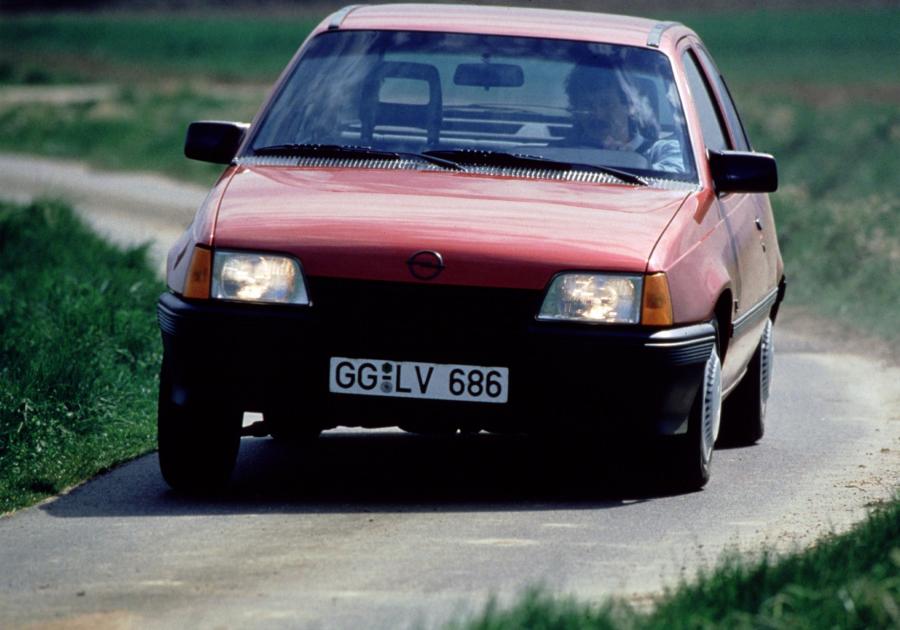  Opel Kadett LS 3-Door (E) 1984 года  (фото 2 из 3)